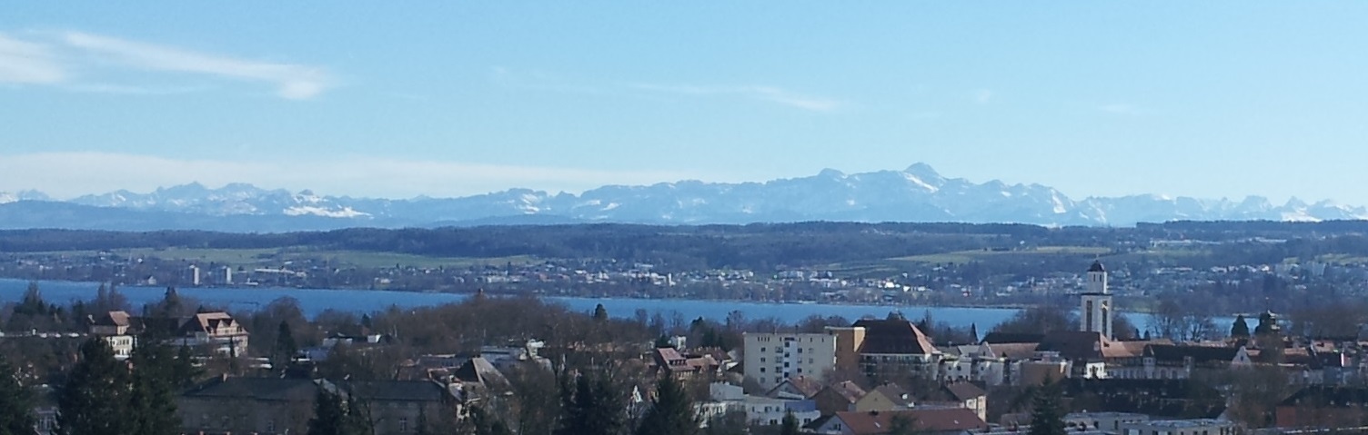 Blick vom Konstanzer Bismarckturm über den Bodensee auf die Alpen